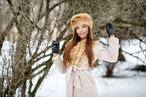 Зимний портрет улыбающейся девушки — стоковое фото